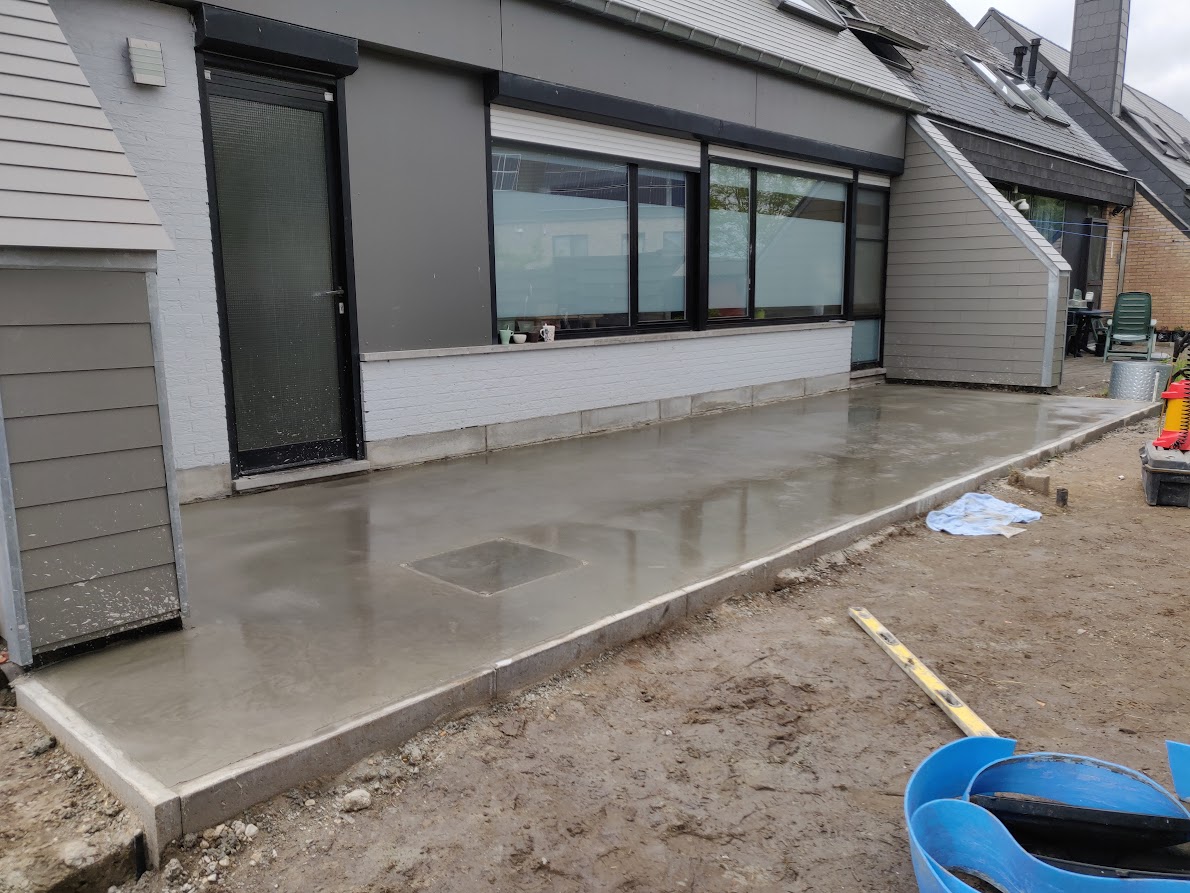 Betonvloer buiten storten Betonvloer buiten storten